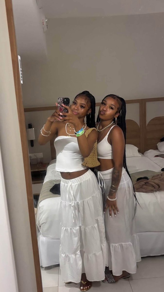 layxsnv's tweet photo. Coordinating outfits with your bestie 👯‍♀️🎀✨ https://t.co/beEbMNt0lu