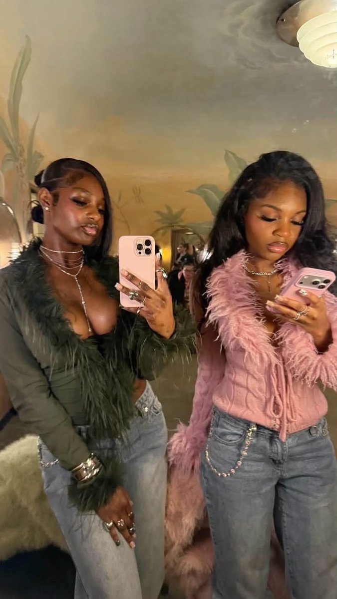 layxsnv's tweet photo. Coordinating outfits with your bestie 👯‍♀️🎀✨ https://t.co/beEbMNt0lu