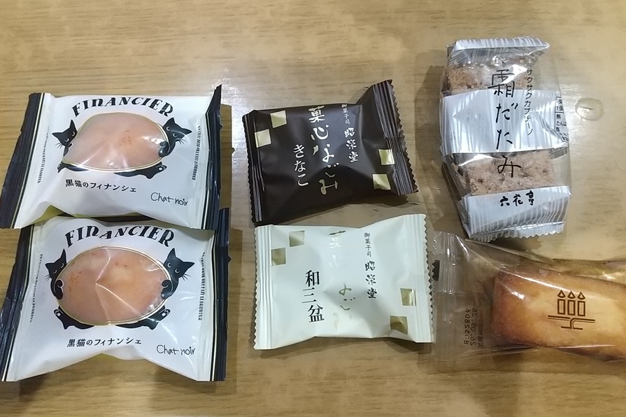 yuupon0311's tweet photo. 昨日会社に持ってった
#chatnoir
フィナンシェとラングドシャ
右の４個は机の中に眠ってたお菓子
賞味期限書いてない４ケ月前
食べてもいい？
お腹壊す？
体温36.4
血圧98/59
体重43.5
金曜日までに治ればいいかぁ
クンクンして大丈夫なら食べちゃお
今日明日は休み明後日は在宅勤務
金は薬貰いに病院 https://t.co/5g2IPg4Qbs