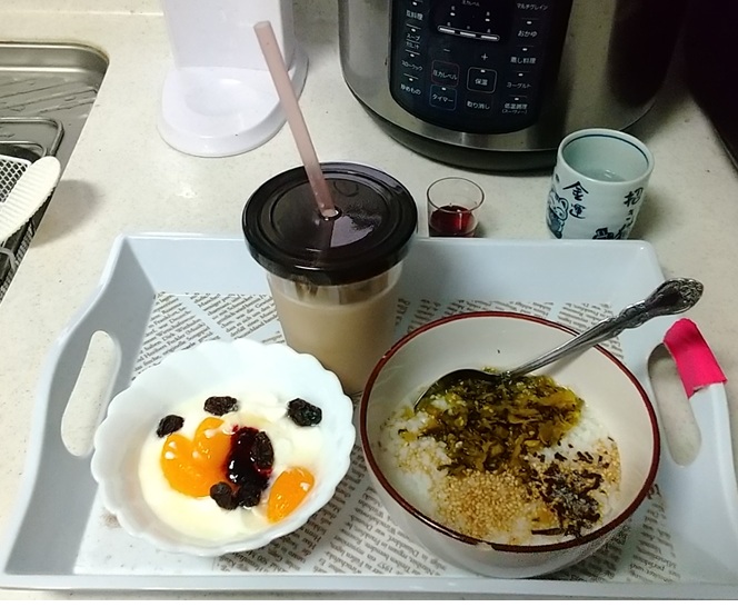 yuupon0311's tweet photo. 昨日会社に持ってった
#chatnoir
フィナンシェとラングドシャ
右の４個は机の中に眠ってたお菓子
賞味期限書いてない４ケ月前
食べてもいい？
お腹壊す？
体温36.4
血圧98/59
体重43.5
金曜日までに治ればいいかぁ
クンクンして大丈夫なら食べちゃお
今日明日は休み明後日は在宅勤務
金は薬貰いに病院 https://t.co/5g2IPg4Qbs