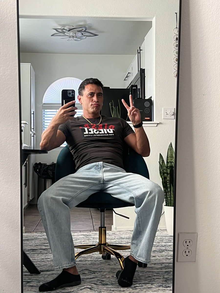 tjandthings's tweet photo. #peaceout #monday #mondayvibes #selfie #mırrorselfie https://t.co/wSNzIpEepe