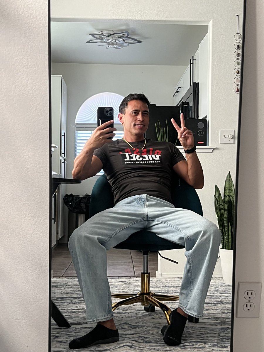 tjandthings's tweet photo. #peaceout #monday #mondayvibes #selfie #mırrorselfie https://t.co/wSNzIpEepe