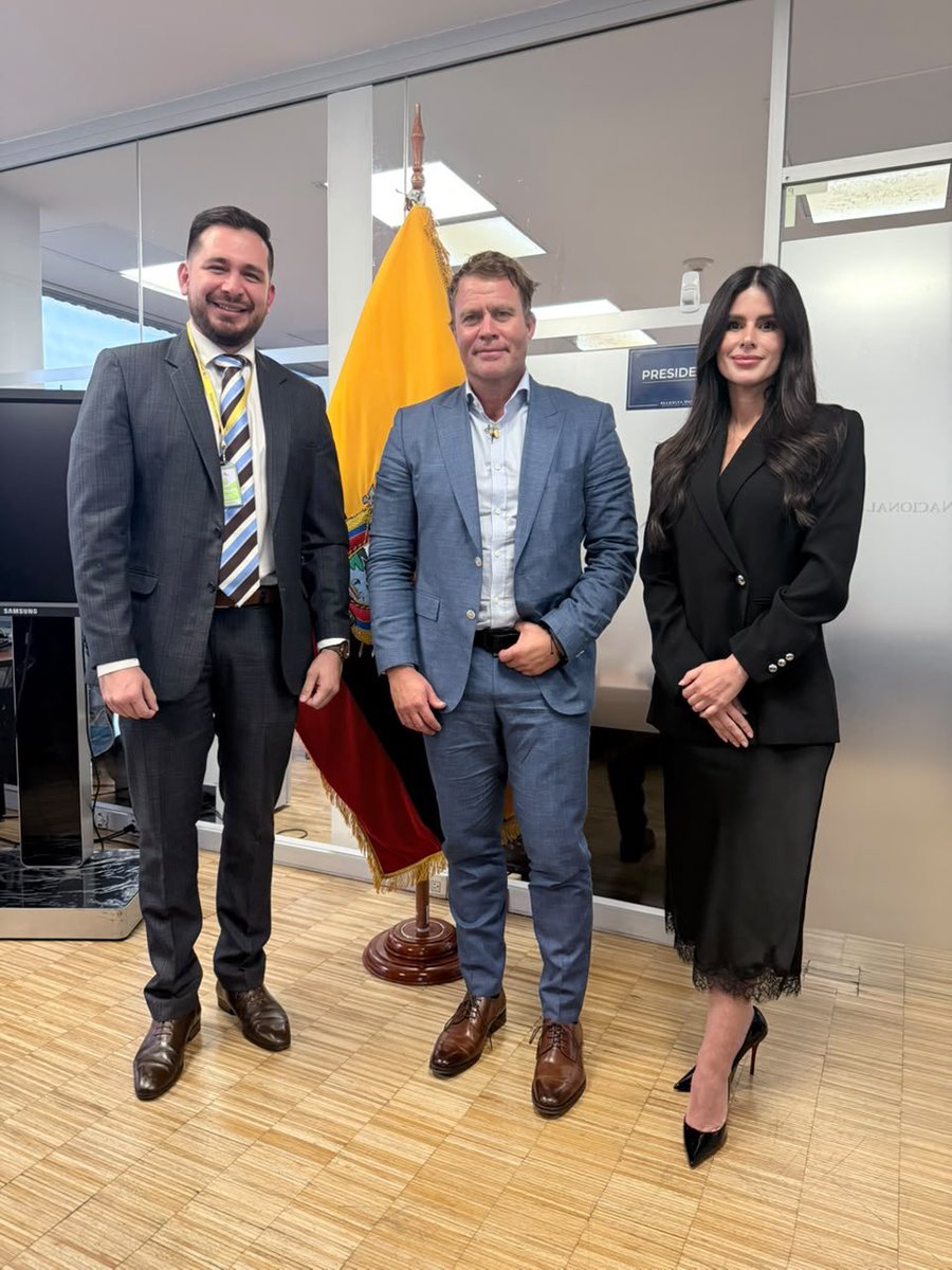 firmes_ec's tweet photo. Hoy nuestro Director @andresantosec se reunió con @TimBallard, su Fundación @TBFRescue y nuestros amigos de @DignidadDerecho para revisar los avances en la agenda de defensa de los niños y la familia que impulsa la Comisión de Transparencia, presidida por la asambleísta @dianajacome a quien agradecemos de forma especial por su respaldo firme y patriota a esta causa nacional.

Tim Ballard destacó los últimos proyectos aprobados, entre ellos la nueva ley de adopciones, que prohíbe las cirugías de cambio de sexo en menores de edad.

“Ecuador está haciendo historia. Es el primer país de la región que avanza en leyes contra la ideología de género y prohíbe las cirugías de cambio de sexo en menores. Como quisiera que esto suceda en EEUU. Estas cirugías son buscadas por redes dedicadas a la trata de menores. Lo que están haciendo en Ecuador no tiene precedentes en Occidente.”
— Tim Ballard

Únete a esta causa, hagamos Historia. 

FIRMES POR ECUADOR 🇪🇨