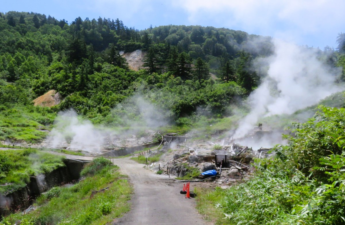 zippatikyoukai's tweet photo. 8月4日9時現在　鹿角・十和田八幡平地域は快晴。平地の予想最高気温は33℃です💦
画像は八幡平アスピーテライン沿いにある「ふけの湯温泉」の野天風呂です。昨日の画像ですがバイクのお客様が多く立ち寄っていました🏍今日も気温は上昇中ですが湿度が低くカラっとした暑さは心地良いです😅♨ https://t.co/9BuAAQ1zZ0