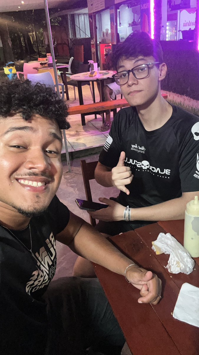 CG_ALLANZZIN's tweet photo. Acabamos de descobrir o melhor lugar da Marambaia pra falar mal dos outros 🫂 https://t.co/14hgj7cZlf