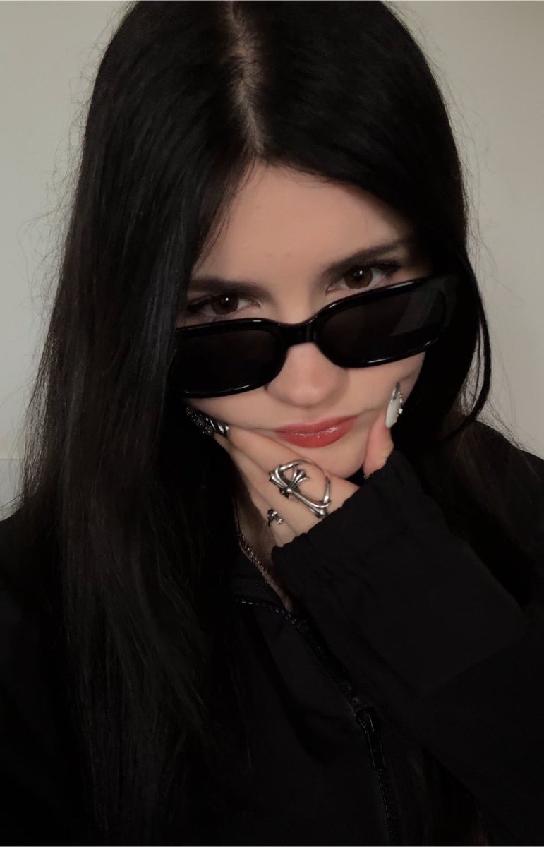liaforiki's tweet photo. post a picture of yourself + your biases and let your oomfs decide who fits you the best https://t.co/o1xgeJqKCv
