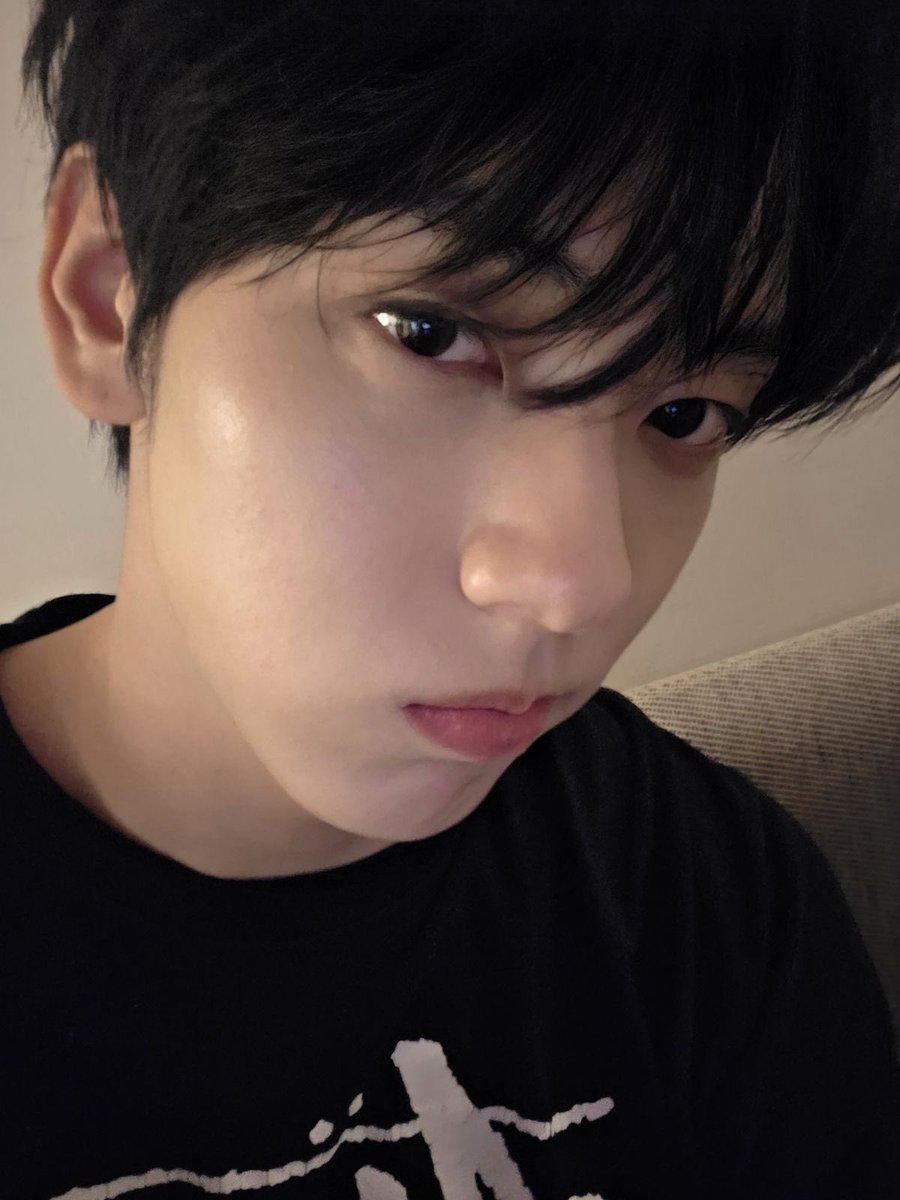 liaforiki's tweet photo. post a picture of yourself + your biases and let your oomfs decide who fits you the best https://t.co/o1xgeJqKCv