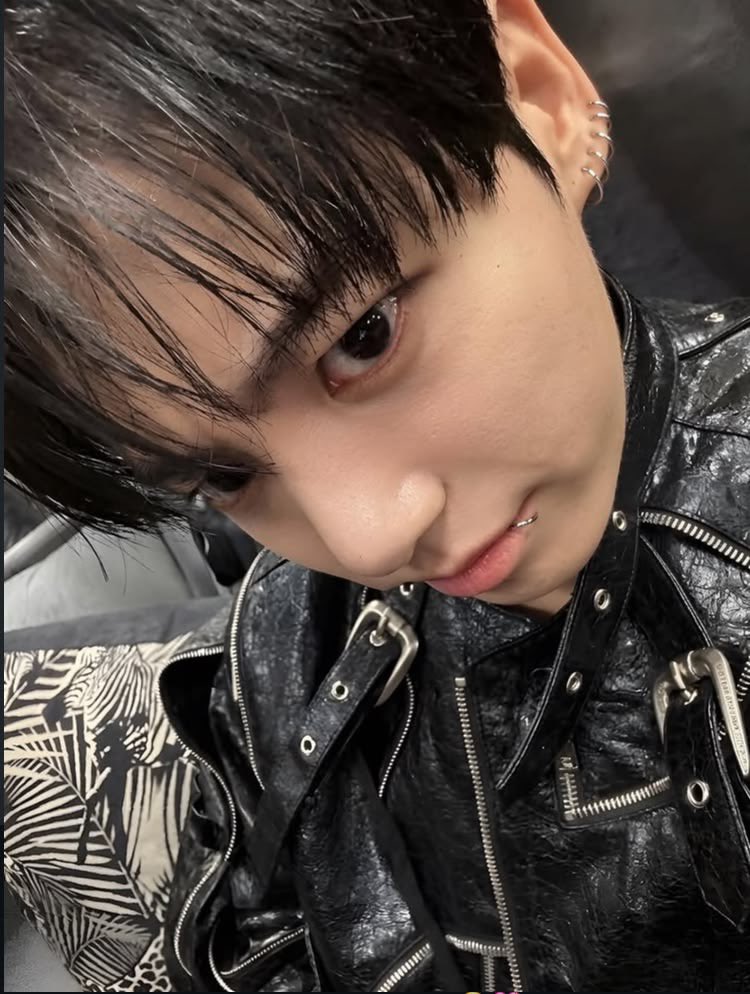 liaforiki's tweet photo. post a picture of yourself + your biases and let your oomfs decide who fits you the best https://t.co/o1xgeJqKCv