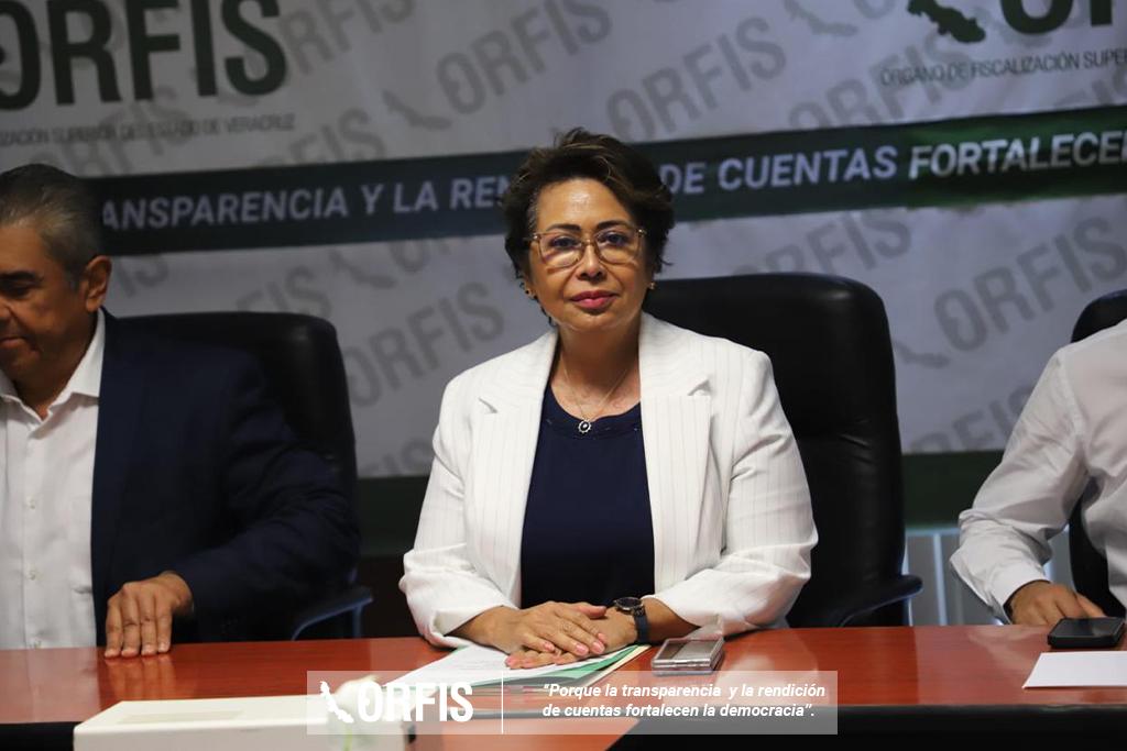 ORFIS_VER's tweet photo. La Mtra. @DeliaGlezCobos, Auditora General del #ORFIS, les hizo un reconocimiento especial por su dedicación y compromiso.
2/2 https://t.co/fDTtSNT04N