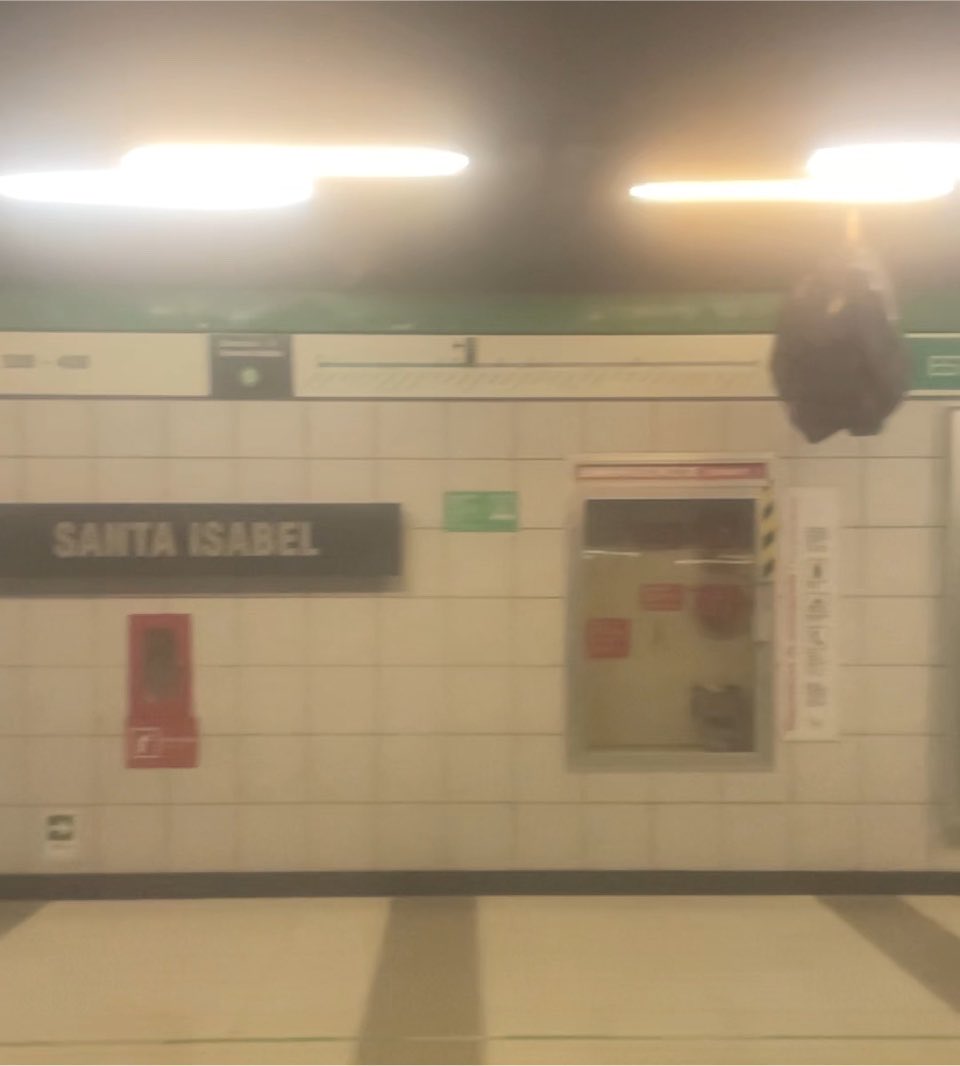 arieIIopez's tweet photo. El día del incendio en Estación Metro Santa Isabel no había extintor de incendios en andén (lo repusieron recién hoy)

Pero ahora todas estas estaciones están sin extintor:

Ñuble
Camino Agrícola
Pedrero
Mirador
Bellavista de La Florida

¿No aprenden de los errores? https://t.co/5lBBA9DEd3