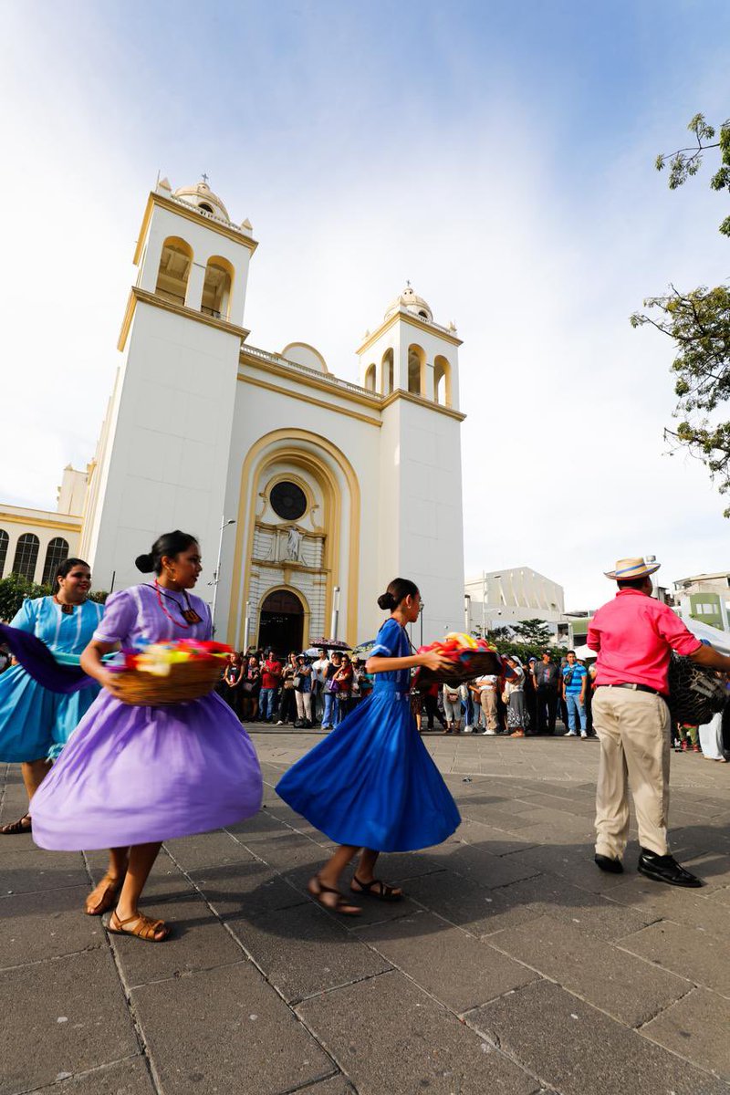 PNCSV's tweet photo. Variedad de actividades se realizan en la Plaza Barrios del Centro Histórico de San Salvador.

Niños y adultos disfrutan de la tarde de lunes con la seguridad que brindan nuestros policías junto a los alumnos de la @ANSPSV 

#PlanControlTerritorial https://t.co/VFW1DZ7CCq