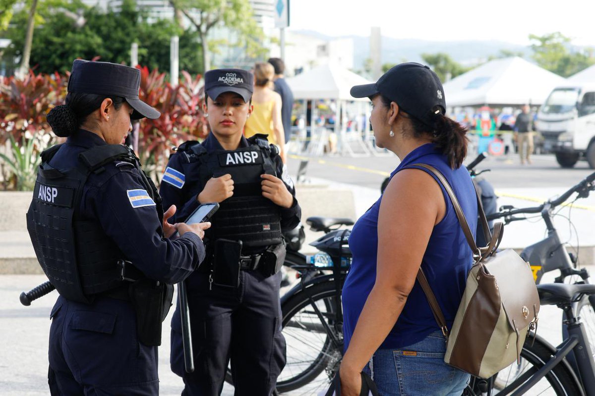 PNCSV's tweet photo. Variedad de actividades se realizan en la Plaza Barrios del Centro Histórico de San Salvador.

Niños y adultos disfrutan de la tarde de lunes con la seguridad que brindan nuestros policías junto a los alumnos de la @ANSPSV 

#PlanControlTerritorial https://t.co/VFW1DZ7CCq