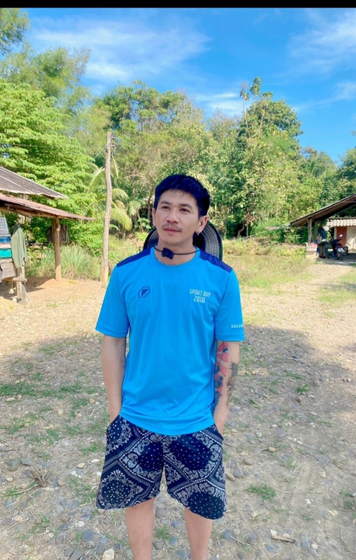 MsRock1990's tweet photo. ไม่ติดว่า "แก่"  พี่หล่อไปนานละ  
#เชียงราย #เมืองเชียงราย 
#ทรงลุง https://t.co/Drft5AuLq0
