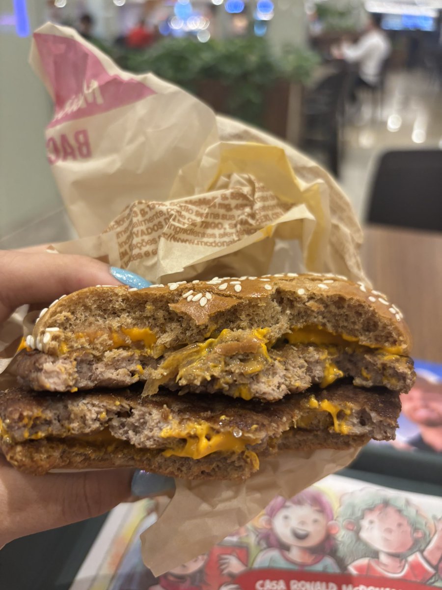 anclouts's tweet photo. voces nao sabem o quanto um cheddar mcmelt duplo salva uma vida!!! https://t.co/hUpm0ihKFr