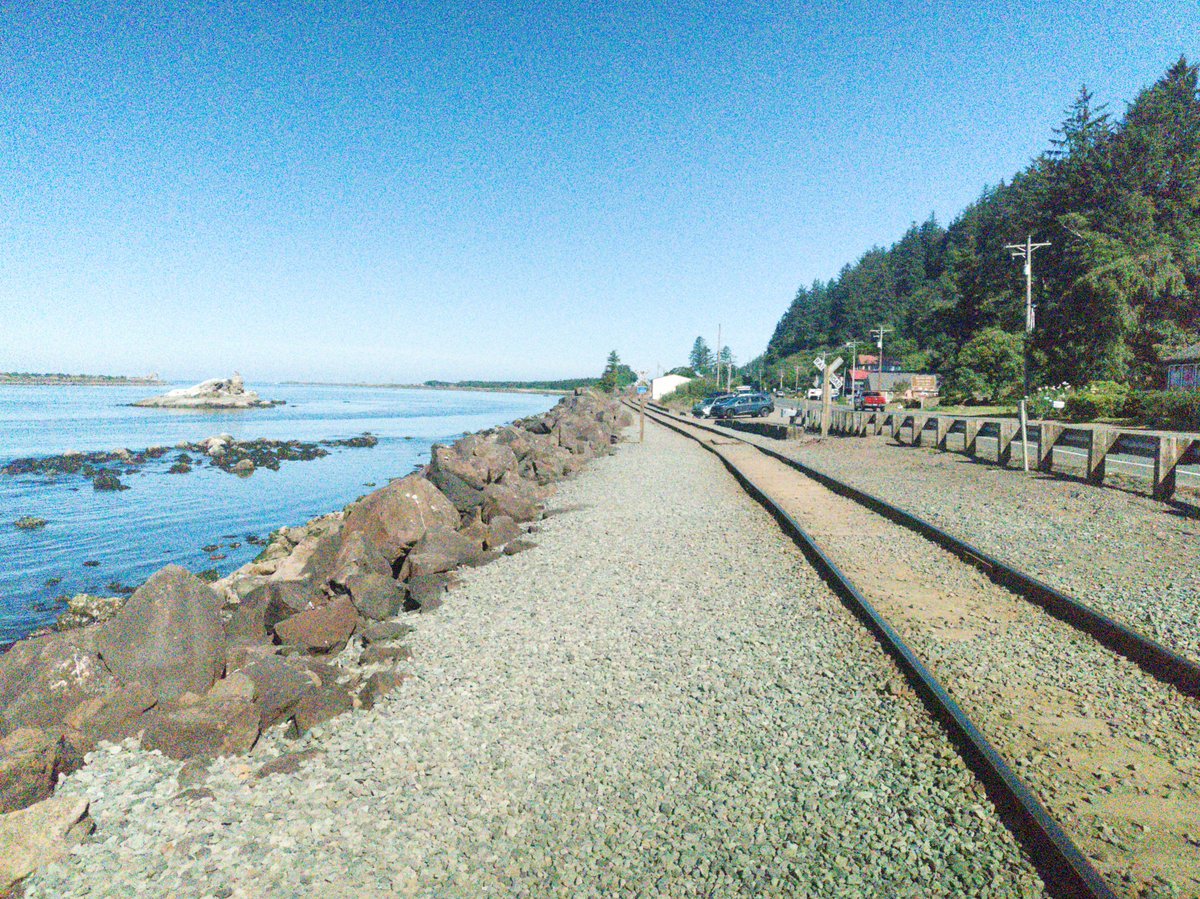 2000wonderer's tweet photo. I walked aling railroad here. Locals say everybody do that, since the rocky shore is a playground for them.
ココは線路沿いを歩きました。地元の人らがま「みんなやってるよ」と…なんでも、岸辺がみんなの遊び場だからだそう。 https://t.co/gIDNm0ruvt