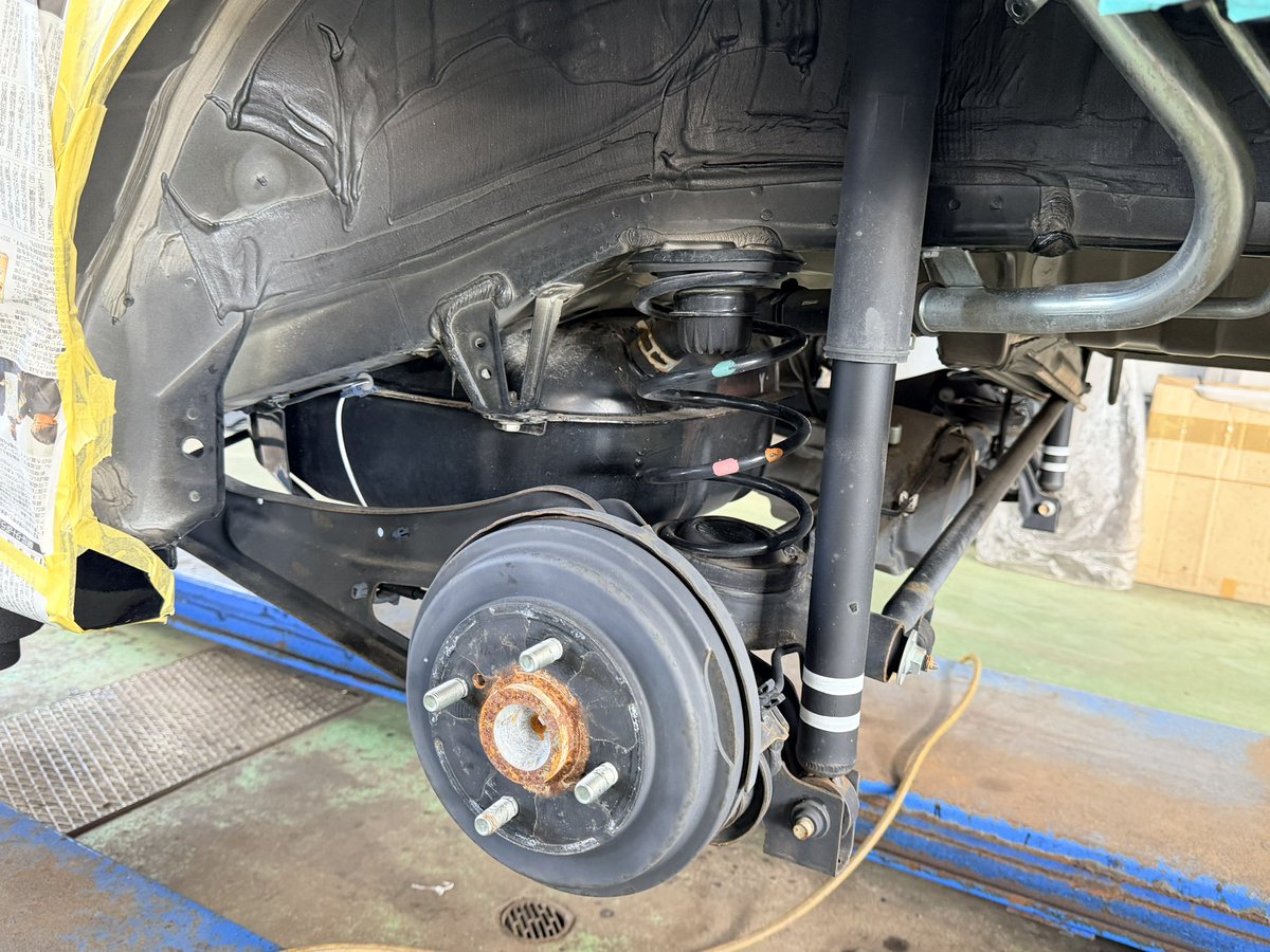 BODYSHOPYUWA's tweet photo. 中古車ソリオ、防錆施工開始。
下���りの状態を確認しながら、一台一台に合わせて丁寧に施工。
見えない部分だからこそ妥協せず、錆や腐食から大切なお車をしっかり保護していきます。 https://t.co/2YAcgb8v16