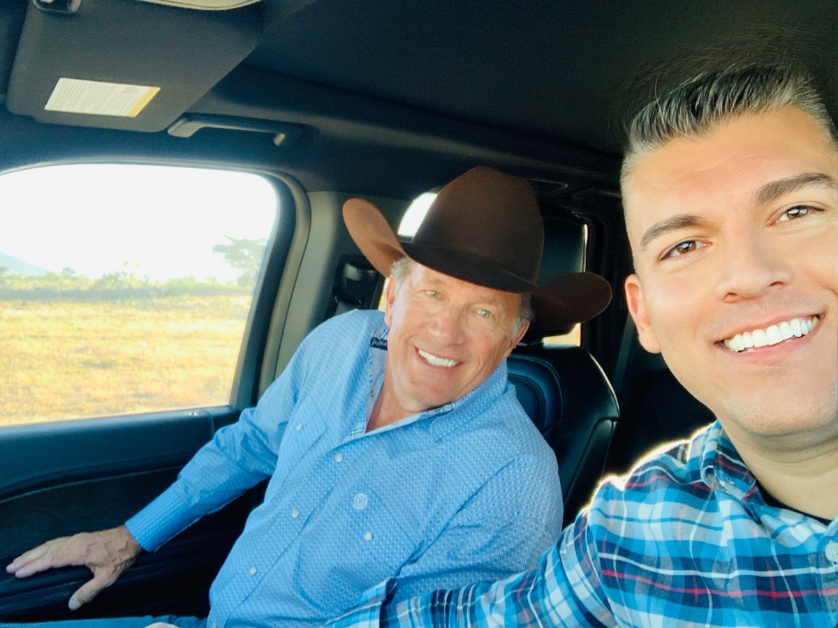 GC2411's tweet photo. @GeorgeStrait A great photo with the King of Country!!! 👑🤠👌🏼👏🏼 https://t.co/yyEsGHTrVs