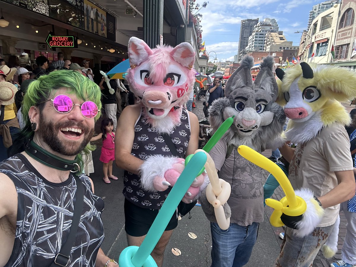 LosingColor's tweet photo. Ew wtf I ordered some food and halfway through I noticed a green hair in it. Anyway here’s a pic of me with some furry friends. https://t.co/HrL7ovcYdV