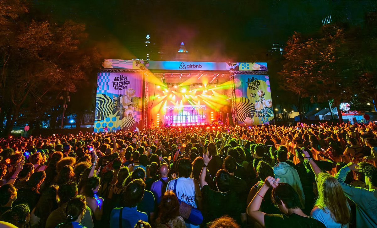 GeffenRecords's tweet photo. Ado makes her triumphant Lollapalooza debut 💙 @ado_staff https://t.co/G9W5lXICYG