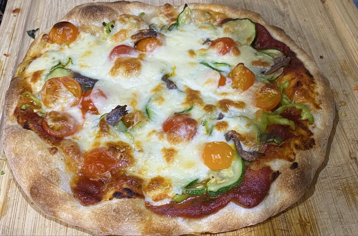 maikon_TM's tweet photo. ピザでけた。写真見てわかるけど右側のチーズが少なかったな

タコミート夫が作ったのでタコサラダ🥗と
美味しかったー

庭のレタス、ケール、きゅうり、にんじん、ズッキーニ、ペッパーとかハラペニョ4種類くらい、トマト色々使ったけど野菜在庫が増える一方😹 https://t.co/Z8NnBPV0ZG