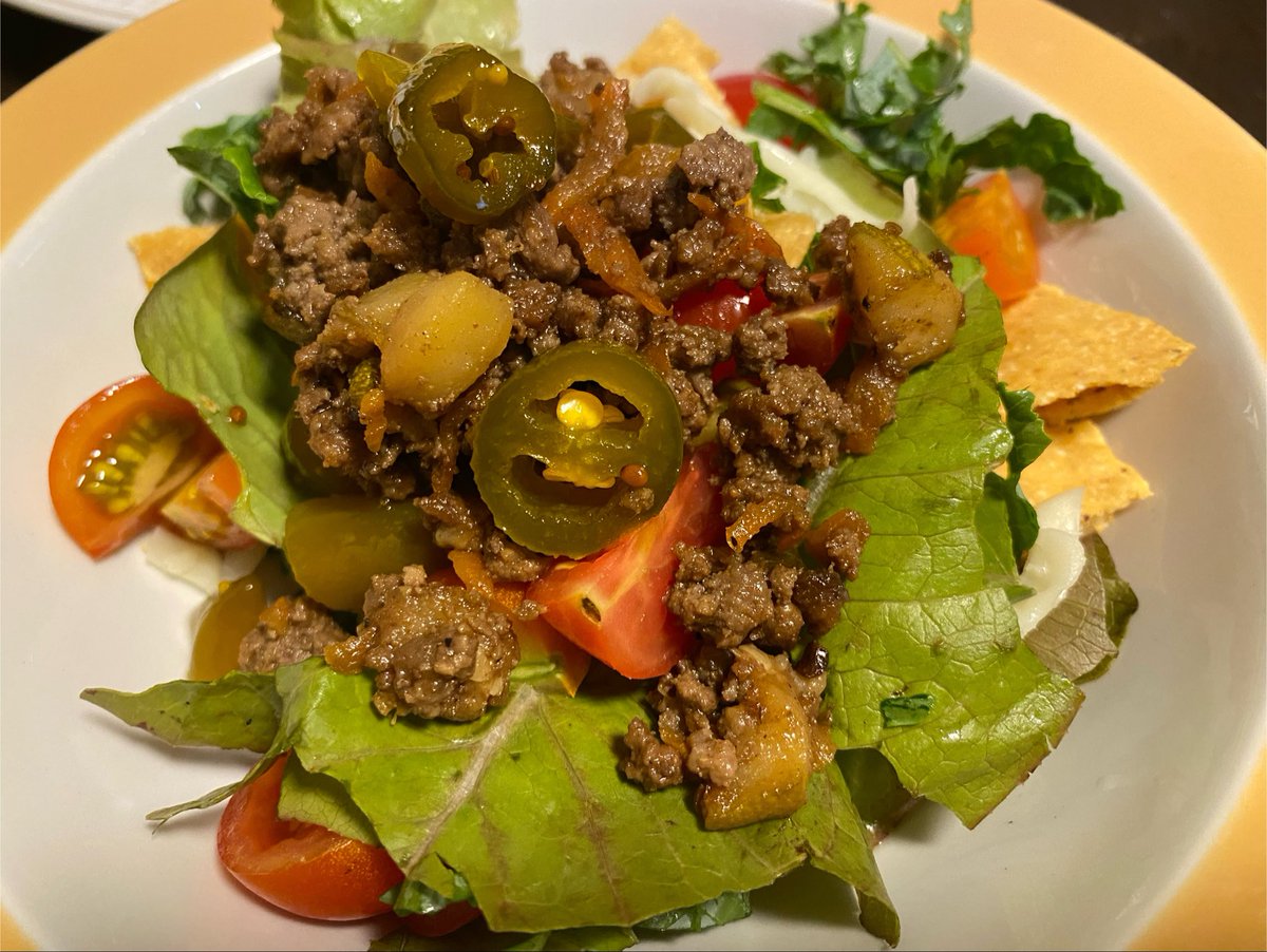 maikon_TM's tweet photo. ピザでけた。写真見てわかるけど右側のチーズが少なかったな

タコミート夫が作ったのでタコサラダ🥗と
美味しかったー

庭のレタス、ケール、きゅうり、にんじん、ズッキーニ、ペッパーとかハラペニョ4種類くらい、トマト色々使ったけど野菜在庫が増える一方😹 https://t.co/Z8NnBPV0ZG