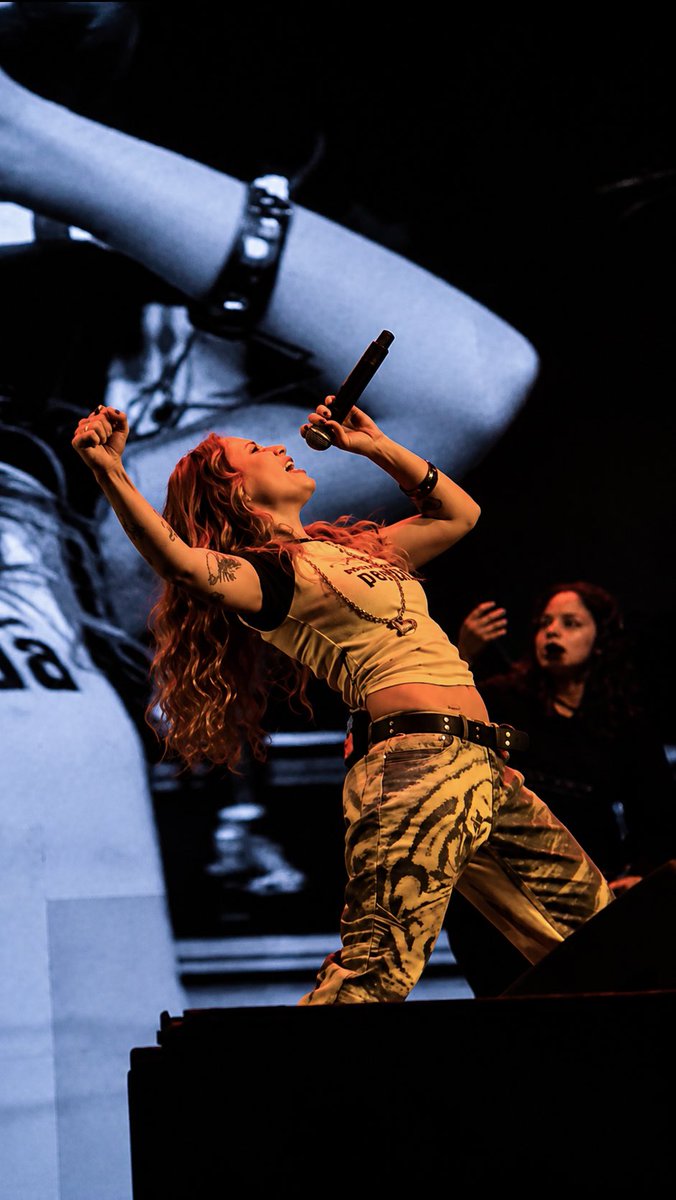 eumariicarolina's tweet photo. algumas fotinhas que eu tirei do show da @carolbiazin em itaipava dia 01/08 💛 https://t.co/cDFJiI51MN
