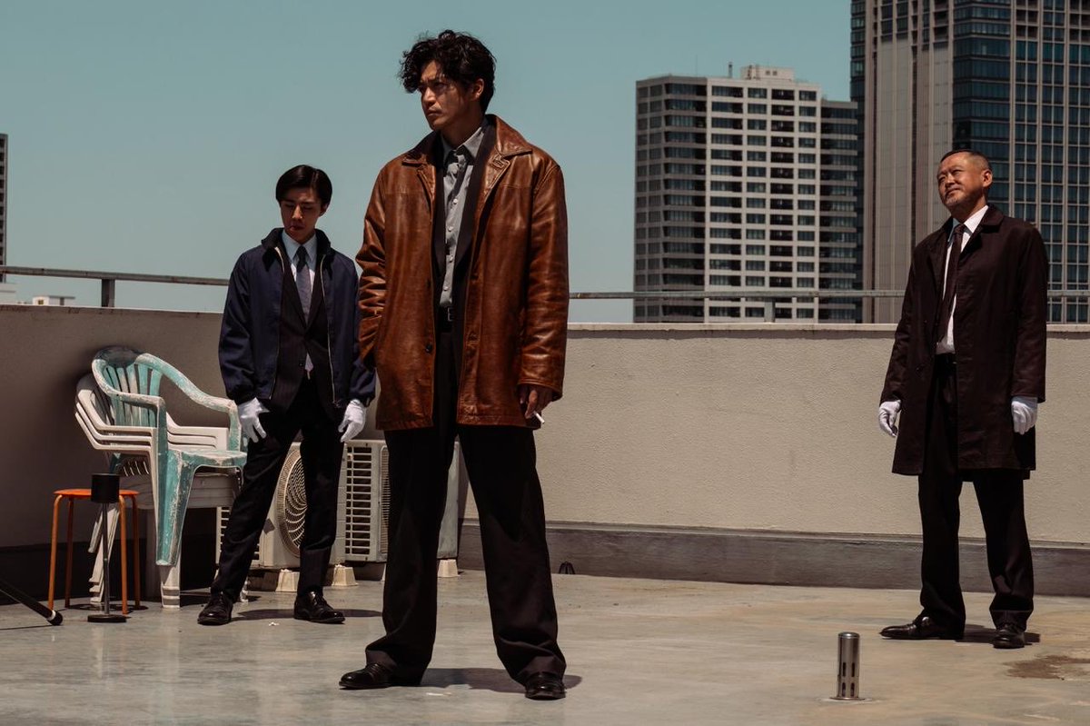 LinHsiaoChinLin's tweet photo. 電影《BAD LIEUTENANT: TOKYO 》是一部由NEON製作、三池崇史執導的犯罪驚悚片，劇情描述一名沉迷賭博的貪腐警探，與一名追查政治家女兒失蹤案的FBI探員。隨著調查深入，兩人遭到在黑道社會中暗中活動的殺手追殺。

主演：小栗旬、莉莉·詹姆斯。

#三池崇史
#小栗旬
#LilyJames
#BADLIEUTENANTTOKYO https://t.co/qkSLMsYiof