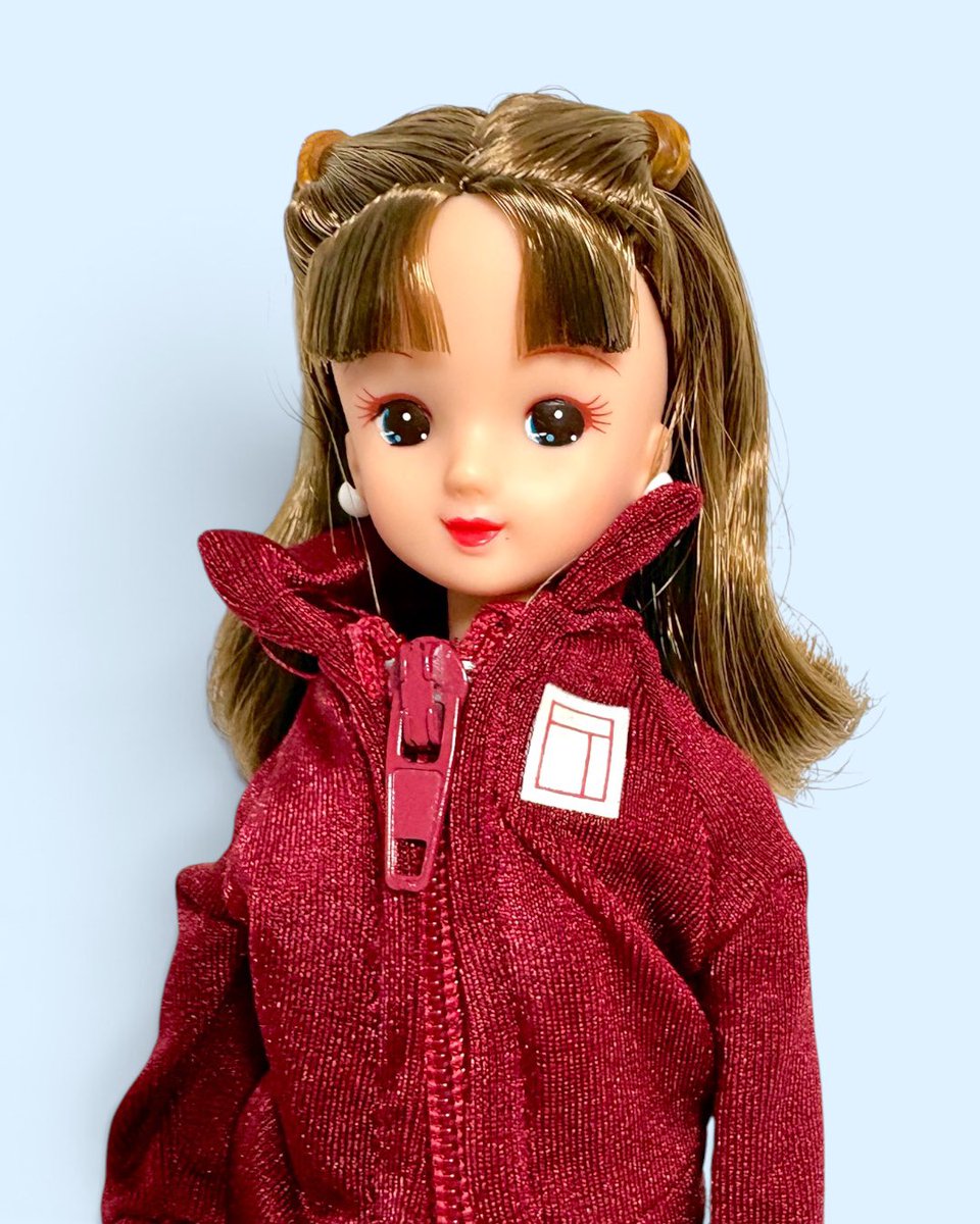 harubombird's tweet photo. 中学生リカちゃん。
ハローマック中学生リカちゃんシリーズvol4
学校指定ジャージ体操服

長い間しまい込んでいたけど、着せ替えて遊ぶ組にしようと思ってます。
絶妙に平成初期🤣
体育館シューズケースもついてる。
合皮もなんとか保っててる。 https://t.co/hMnZBTXTLP