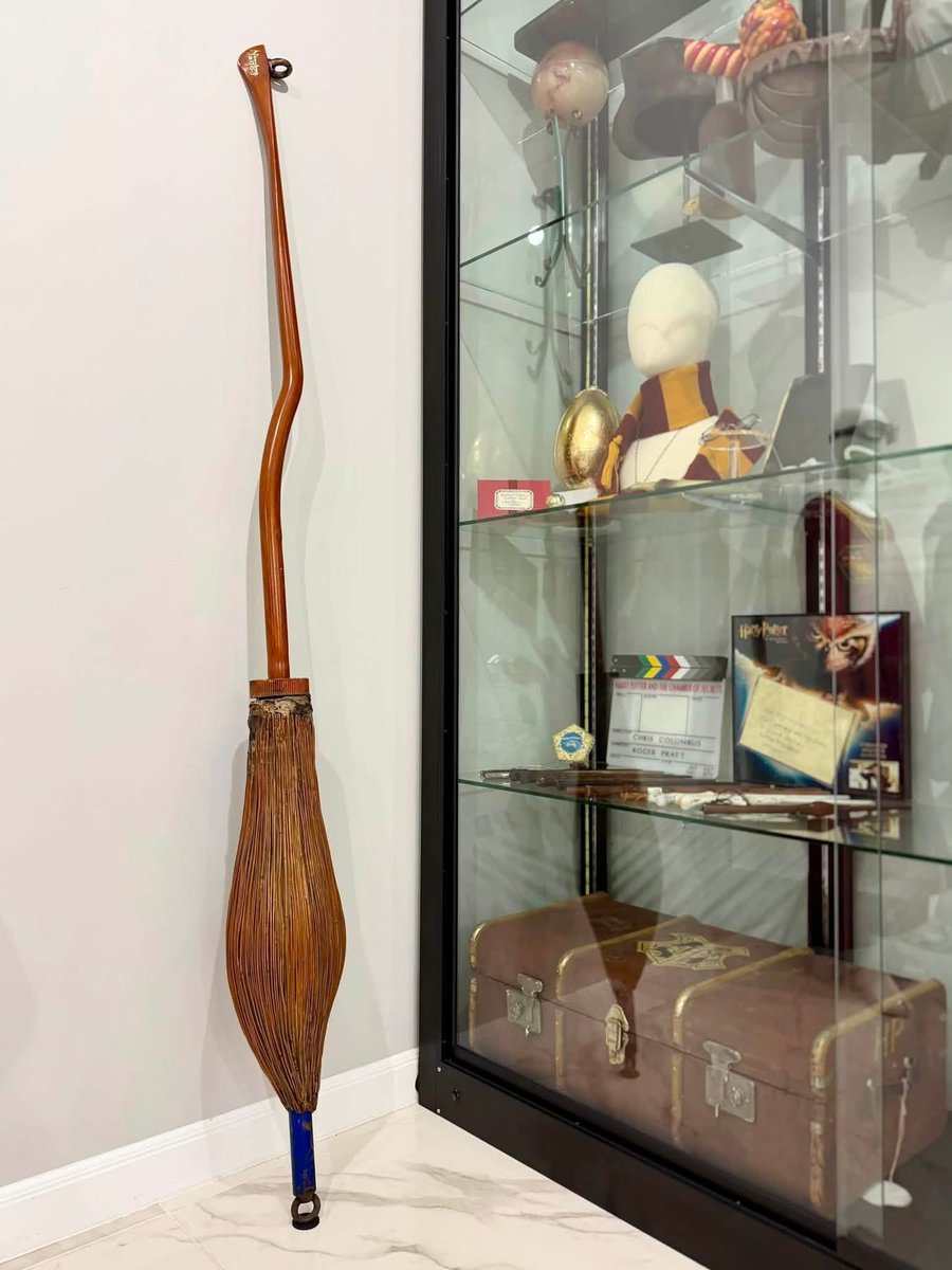 im_sernz's tweet photo. ไม้กวาด Nimbus2000 ของจริงที่ใช้ถ่ายทำแฮรี่ภาคแรก
มาถึงประเทศไทยแล้ว

พี่เจ้าของสุดยอดอะ คงชอบมากจริงๆ 
อยากรู้เลยกี่บาทท https://t.co/vLvXO6L9XC