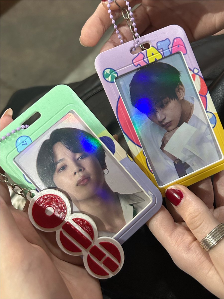 _byvalentino's tweet photo. eu e gabs no festival de kpop https://t.co/9x8ykyjikK