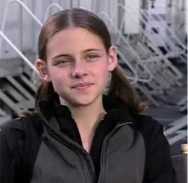 L7ez9fL's tweet photo. Kristen Stewart, a true screen queen. She started her career at a young age and faced endless criticism, rumors, and bullying, yet she kept going and continued to shine on screen. She’s a true queen to me—brave, beautiful, and incredibly intelligent
I love you, Kristen.🥹🥹🤍🤍 https://t.co/KNN7awk3T1