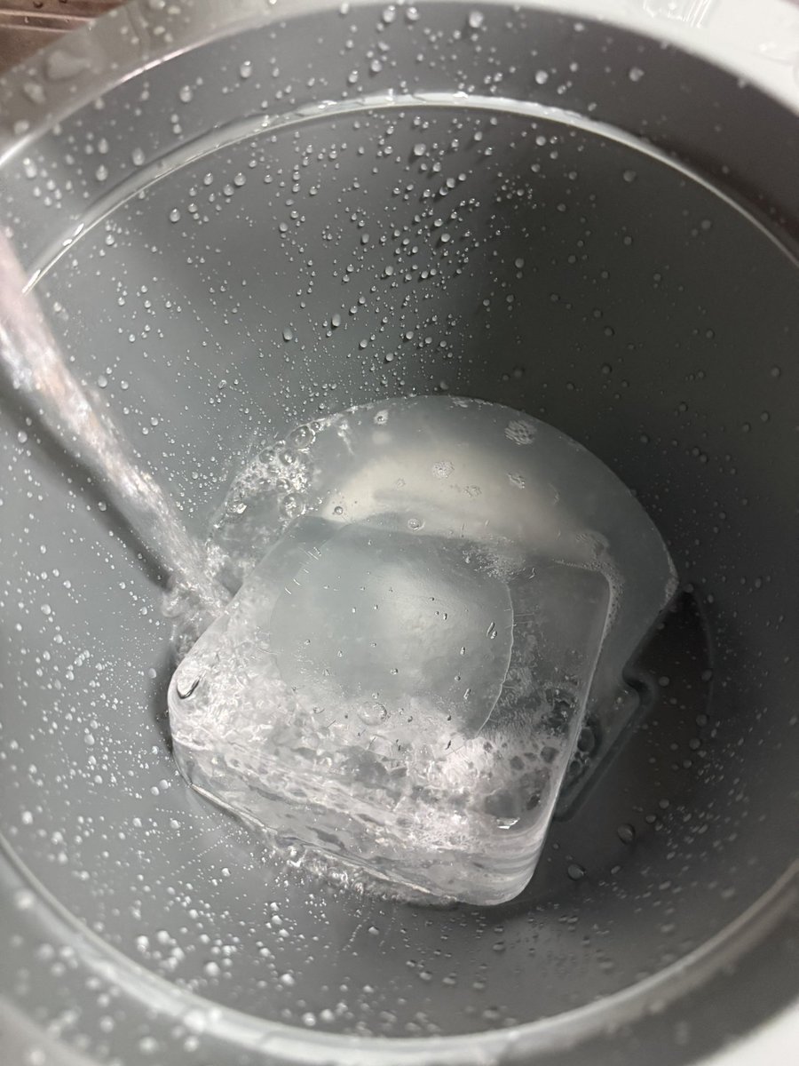 e4iyo7bVSS2fjTl's tweet photo. タッパーで大きな氷作ってジャグに🚰
熱中症には気をつけましょう！ https://t.co/ivriRvOGeT