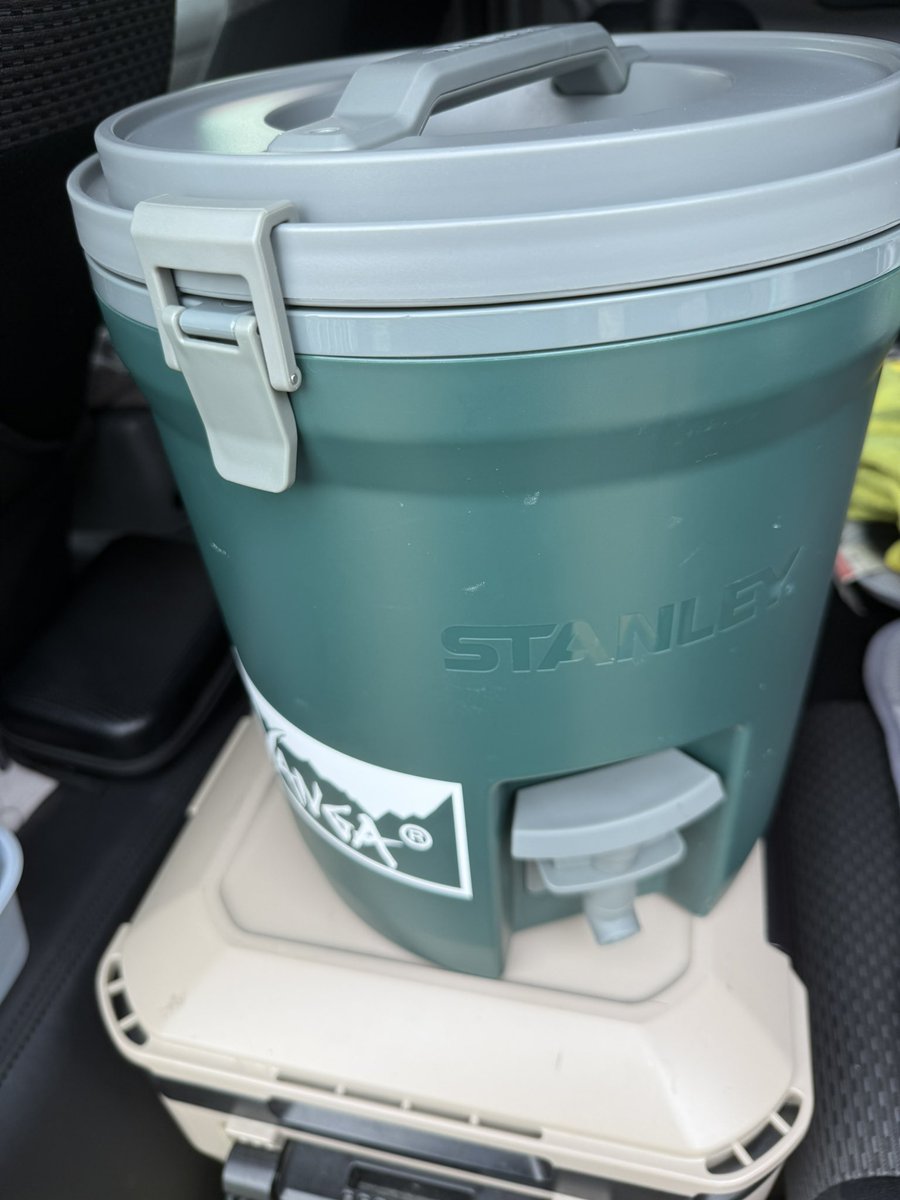 e4iyo7bVSS2fjTl's tweet photo. タッパーで大きな氷作ってジャグに🚰
熱中症には気をつけましょう！ https://t.co/ivriRvOGeT
