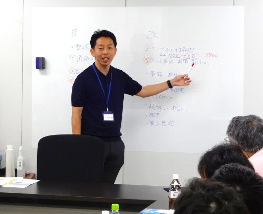 UoehTokyo's tweet photo. 初めての嘱託産業医🔰
セミナーの様子をご紹介📸

事前にeラーニングで学んだ知識を基に、講義やグループワークを行います🧑‍🏫

👀職場巡視実習では、見るべきポイントなど、具体的なアドバイスをもらえます🎯

模擬産業医面談では、面談経験が全くない方でも講師が丁寧にフォロー。
安心してご参加ください😊

少人数制のためアットホームな雰囲気で、講師に質問や相談がしやすいセミナーです。

📅今後の開催予定
2026年8月30日(日) ←満席(キャンセル待ち受付中)
2027年2月28日(日) ←申込受付中!!
※各回　9:00〜18:00　同内容のセミナーです

皆様のご参加を心よりお待ちしております🙌

🔍セミナーの詳細はこちら
https://t.co/XwBC1fy9yS

#産業医 #嘱託産業医 #勤務医 #開業医 #産業保健 #産業医科大学