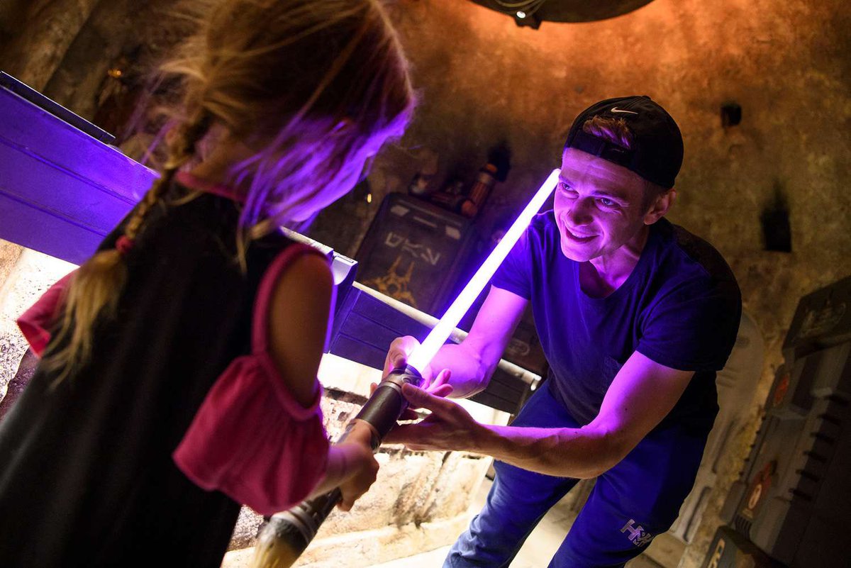 sw_holocron's tweet photo. Hayden Christensen has revealed he goes to Disneyland and visits Galaxy’s Edge every year with his daughter for her birthday.

“It’s become a tradition for us.”

(Via Galaxy Con Raleigh) https://t.co/q15o5VtT0Q