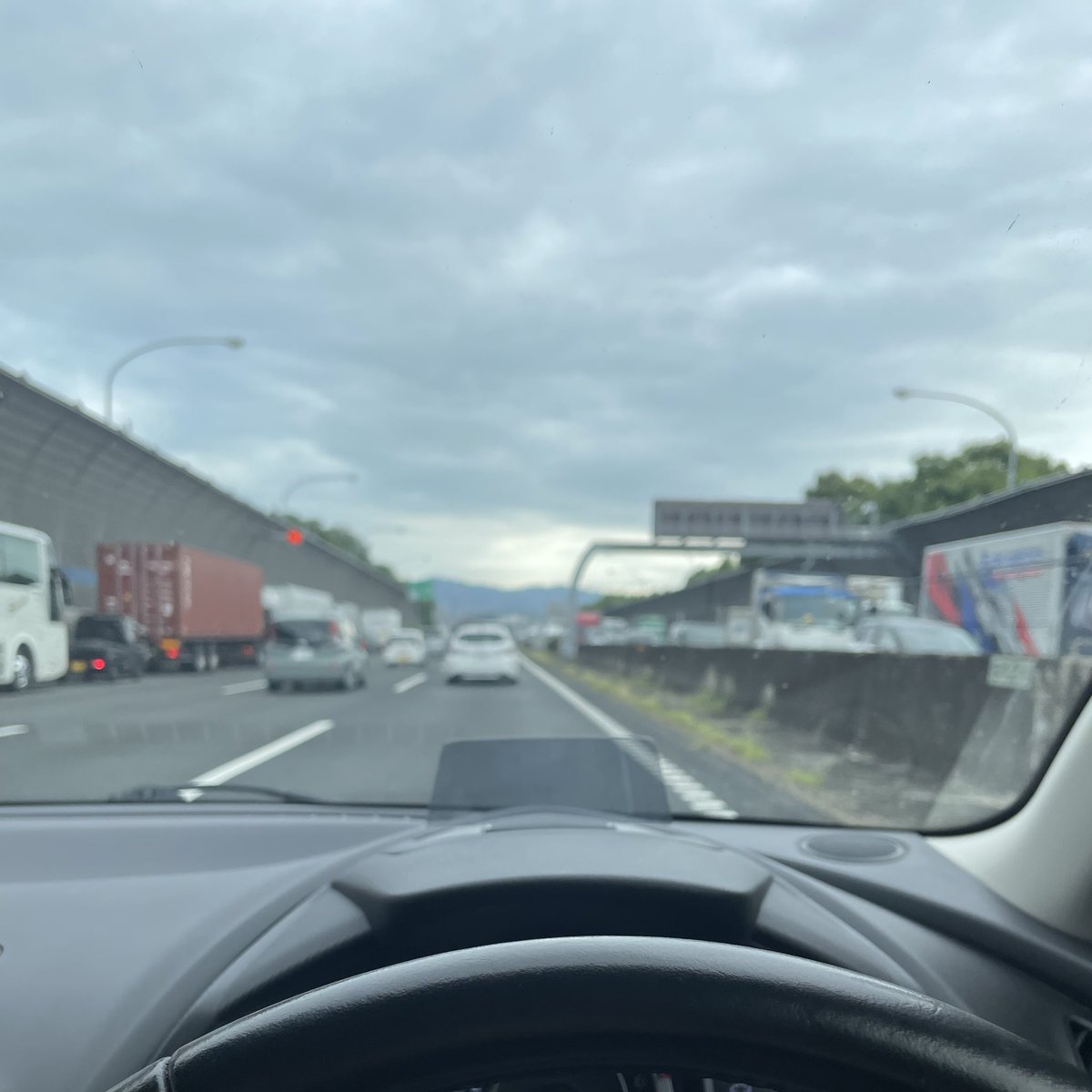 htanaka14's tweet photo. 【どこも渋滞】
朝の通勤時間帯、京都コンサートホールまで1時間45分かかりました。
現役時代にはこんなこと無かった。
７月決算の月末は終わったし…。
帰省渋滞には1週間以上早いし…。
なんで???????? https://t.co/C6zJjc6t2b