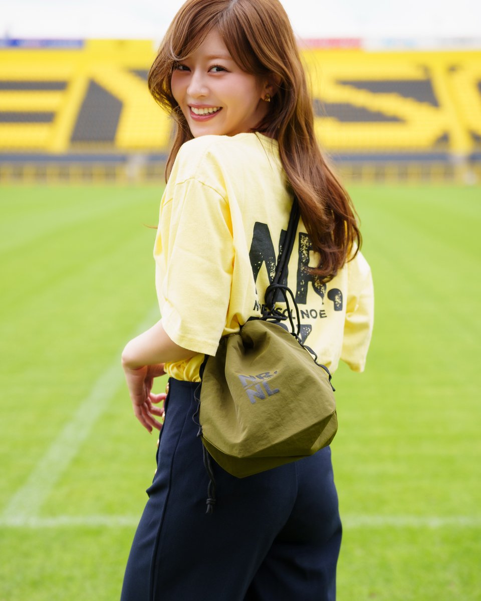 REYSOL_Official's tweet photo. 🟡『アンドエスティプロデュースグッズ』発売のお知らせ
🔗https://t.co/hBEscULNQK

8/8水戸戦より『株式会社アンドエスティ』プロデュースのライフスタイルウェアを新発売いたします🤝

"柏と生きる、日常のユニフォーム"を掲げ、クラブのキーワードである「NO REYSOL, NO LIFE」ロゴをあしらったTシャツやバッグなど全5アイテムを展開します☀️
この機会にぜひお買い求めください！

#柏レイソル  #NoREYSOLNoLIFE
