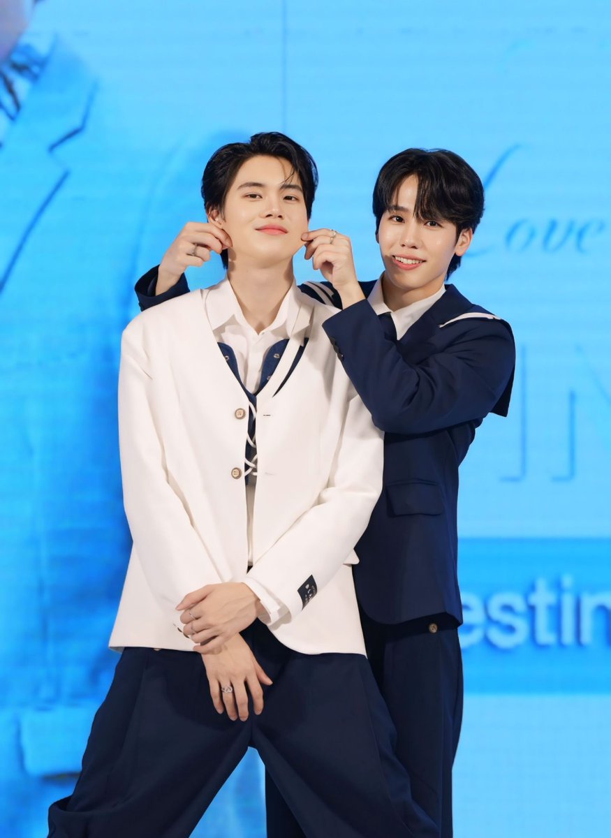 yinwarfamilysup's tweet photo. มอนิ่งเช้าวันอังคารฮะ 🌈💕
#MooyorningYinWar 

@yinyin_anw @warwanarat 

#หยิ่นวอร์ #yinyin_anw #warwanarat #YINWAR https://t.co/ZghimBtrXp