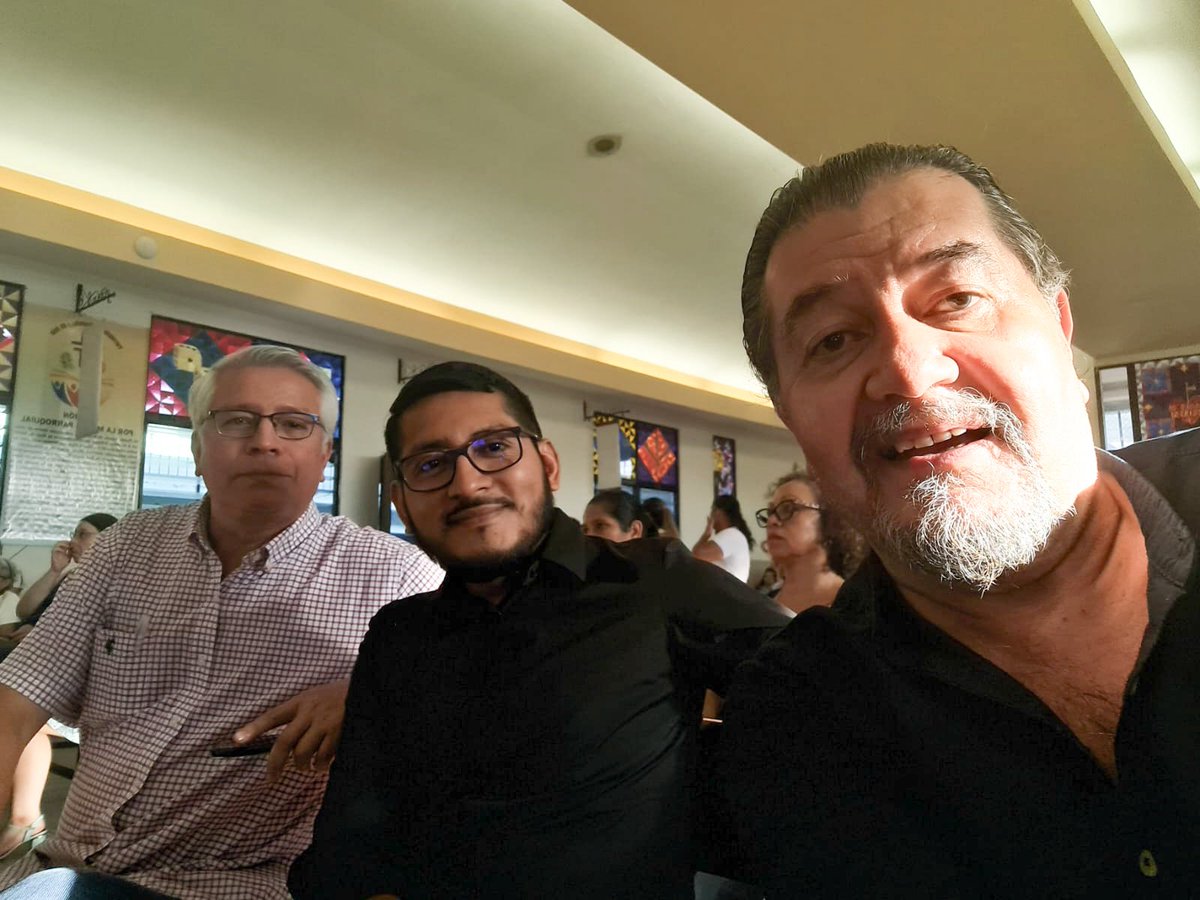 MaoMaravilla's tweet photo. Nos enteramos con tristeza de la partida de nuestro querido Andrés Espinoza. Se fue en agosto, mes del nacimiento de nuestro San Romero, a quien tantas veces le cantó. Se fue en agosto, en plenas fiestas de la ciudad capital, ciudad por la que tanto trabajó. 

Miembro de Yolocamba Ita y hermano de nuestro querido Paulino Espinoza. 

Hasta siempre, Andrés. 

En esta foto Andrés, el padre Juan Vicente Chopin y este servidor.
