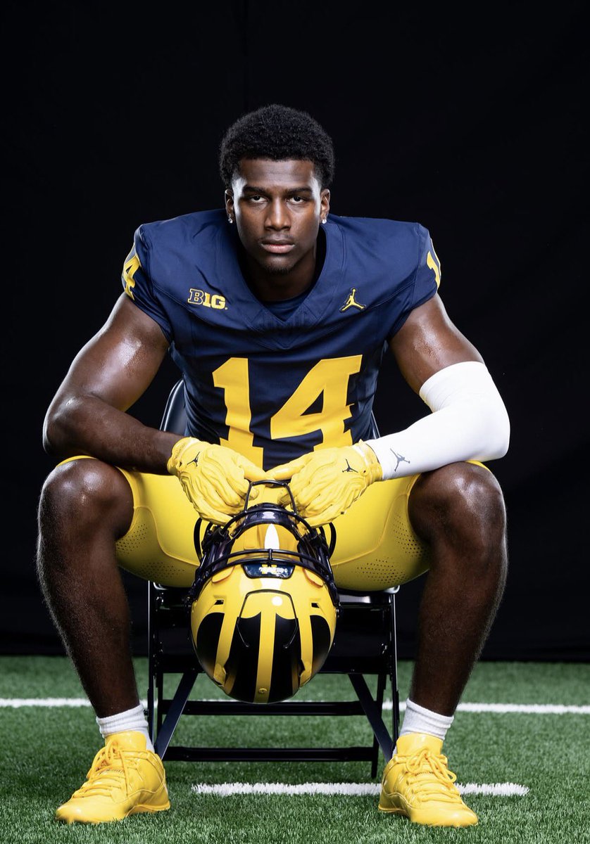 Marshall23szn's tweet photo. These two are freshman 😳

Built different 😤

#Goblue〽️ https://t.co/DReoC8lRyA