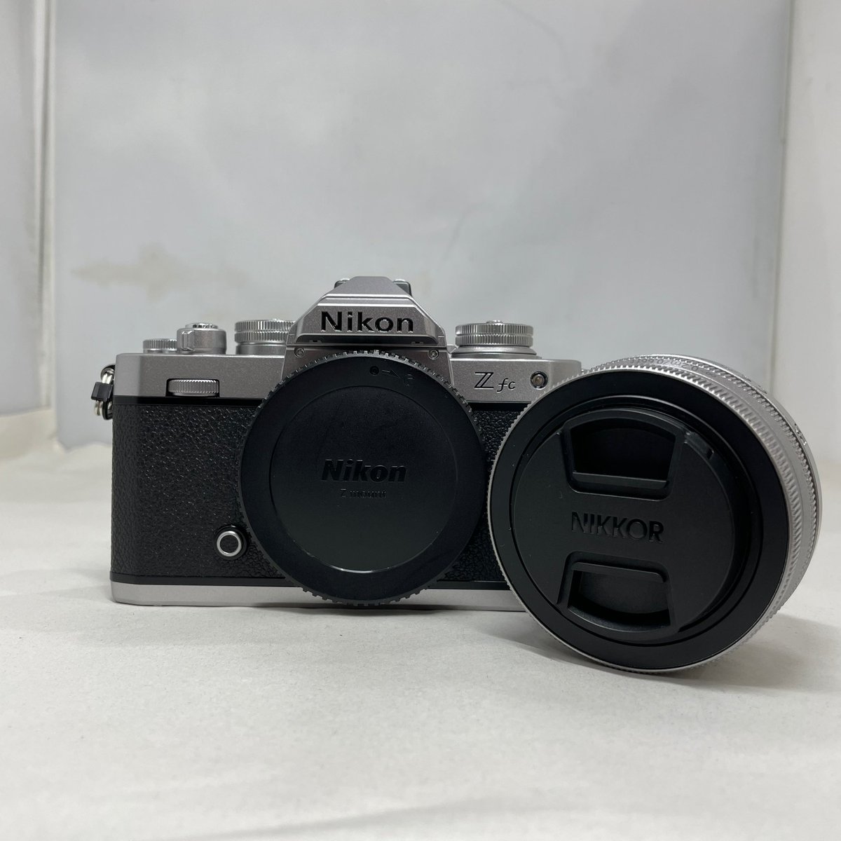 wattmann_stk's tweet photo. 【商品情報】

Nikon ZFC 16-50mmレンズキットのミラーレスカメラです📷

状態も非常に綺麗な1品です✨

昭和レトロなボディでとても懐かしいと思ってしまう形のカメラです‼️

ご不要なカメラございましたらぜひワットマンテックサクラス戸塚店にお持ちください♪

#リユース　#中古　#カメラ https://t.co/ayfWBCJmRw