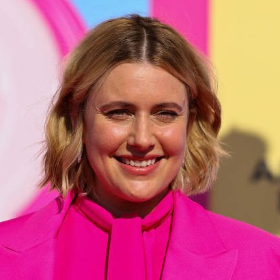 poptime's tweet photo. MAIS DO QUE CERTA! Greta Gerwig já tem ideias para o enredo de "Barbie 2”, mas SE RECUSA a dividir com a Warner Bros antes de assinar qualquer contrato. https://t.co/3w1gEfTaOU
