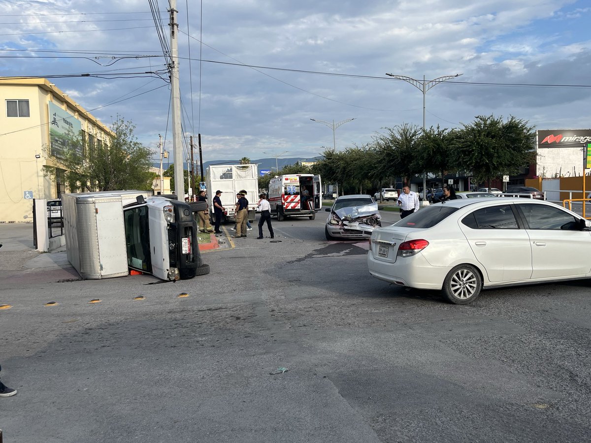 MoncloVial's tweet photo. Otro choque en calle Bogota, en crucero Blvd Madero #Monclova 

Auto gris alcanza cruzando a camioneta y la voltea, en vez de bajar velocidad expuso su preferencia de cruce acelerando para chocar a camioneta. https://t.co/OyMYNCh2Dp
