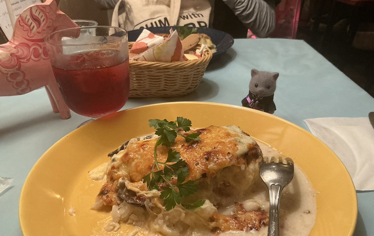 216biesukaw's tweet photo. そこの割と近くにあるお店でスウェーデン料理をお店に入ってみました、ろっぽんぎ…ということですがとてもお値打ちで隣の席の方がザリガニパーティをされていて🇸🇪楽しめました。アンチョビと🍆の料理とお酒じゃなくてクランベリージュース、素敵なお店見つけてくださってありがとうございます！🙏✨ https://t.co/yd40562sTe