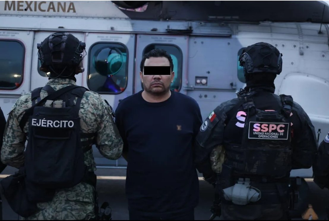 contralinea's tweet photo. Antiguo Poder Judicial había liberado al líder de Los Rs, detenido por homicidio de Carlos Manzo
Anahí Del Ángel (@anahi_contra)
Ramón Ángel Álvarez Ayala, alias #R1, presunto integrante del #CártelJaliscoNuevaGeneración y señalado como #AutorIntelectual del homicidio del alcalde de #Uruapan, #Michoacán, #CarlosManzo, fue detenido por elementos de la Secretaría de Seguridad y Protección Ciudadana (@SSPCMexico) y Fuerzas Especiales del #EjércitoMexicano. El presunto líder criminal fue exhibido durante el sexenio del expresidente Andrés Manuel López Obrador (@lopezobrador_) como uno de los casos emblemáticos de #impunidad del entonces #PoderJudicial de la Federación, luego de haber sido detenido en 2012 y recuperar su libertad en 2022 tras ser absuelto en cinco procesos penales federales. Ello pese a que las investigaciones lo señalaban como uno de los operadores encargados de expandir las operaciones del #CJNG hacia #Michoacán y #Guanajuato
Tras labores de inteligencia, el 30 de julio fue detenido Ramón Ángel Álvarez Ayala, alias #R1 o #Moncho, identificado como líder de Los Rs, una de las células más violentas presuntamente vinculadas con el Cártel Jalisco Nueva Generación (#CJNG), con presencia en los municipios de #Apatzingán, #Uruapan, #Morelia, #ÁlvaroObregón, #Huandacareo, #Tacámbaro y #Tzitzio, en #Michoacán, así como en la zona metropolitana de Guadalajara y otras regiones de Jalisco.
Al respecto, en la conferencia presidencial del 31 de julio, el secretario de Seguridad y Protección Ciudadana, @OHarfuch , informó que este #GeneradorDeViolencia sería el autor intelectual del homicidio del #alcalde de Uruapan, Michoacán, Carlos Manzo, ocurrido el 1 de noviembre de 2025 en la #PlazaMorelos de Uruapan...
Encuentra la información completa en: https://t.co/66hKwU96hU
#Contralínea #PeriodismodeInvestigación
👇🏼Todo nuestros contenidos en👇🏼
https://t.co/IwdMAg7RPL