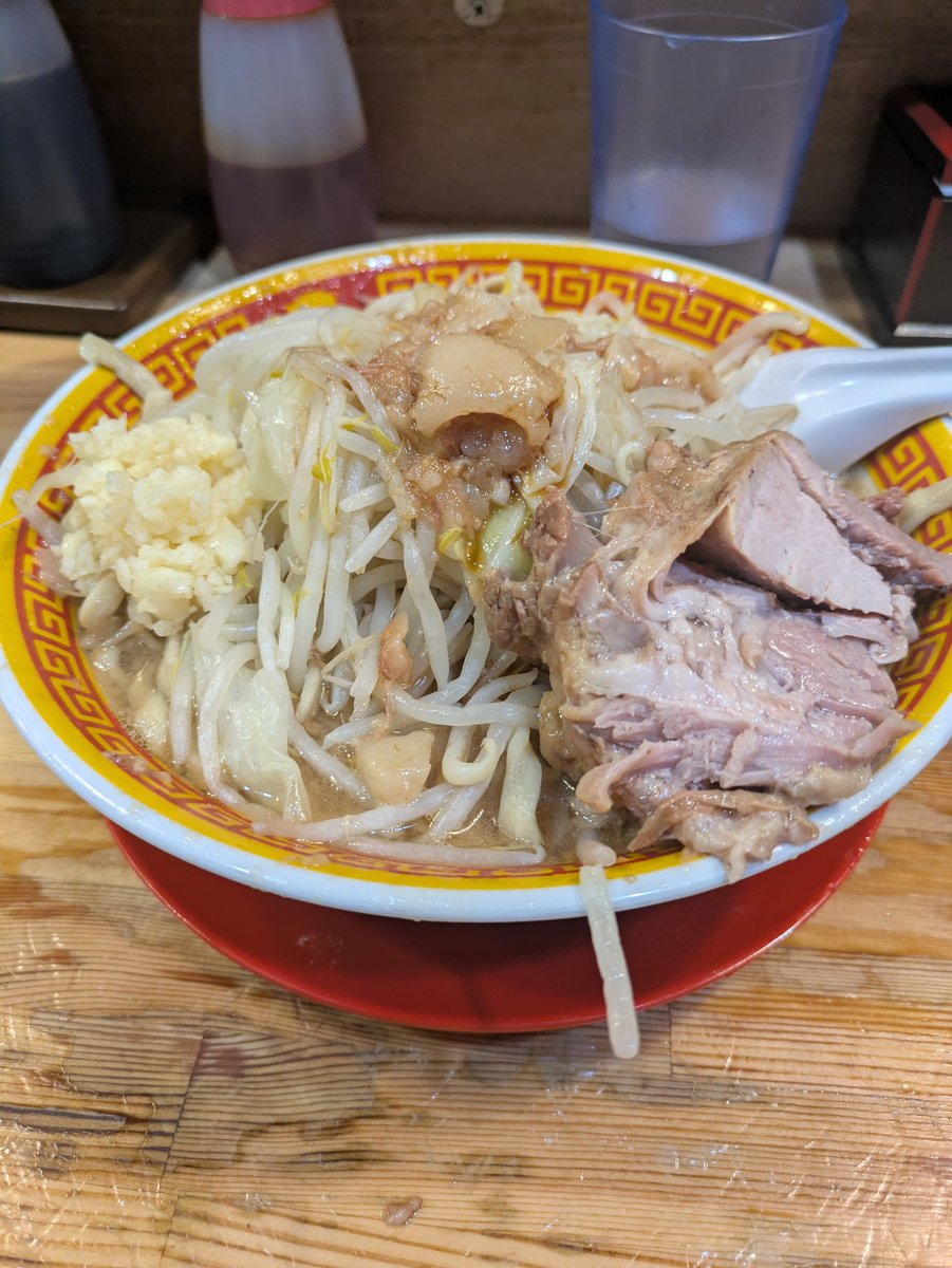 anchor323's tweet photo. 8月3日　えどもんど中野
350@ニンニク＋カラメ

19:45着で外5番手。
19:55着丼。
回転も速かったけど、タイミングも良かったかな。

ヤサイとアブラは食券に。
ニンニクとカラメは卓上セルフなので、店内コールは一切不要。

前回と違って麺がぬるついてなく非常に旨い！
スープも豚も抜群でした！ https://t.co/IyaQ3RmYEV