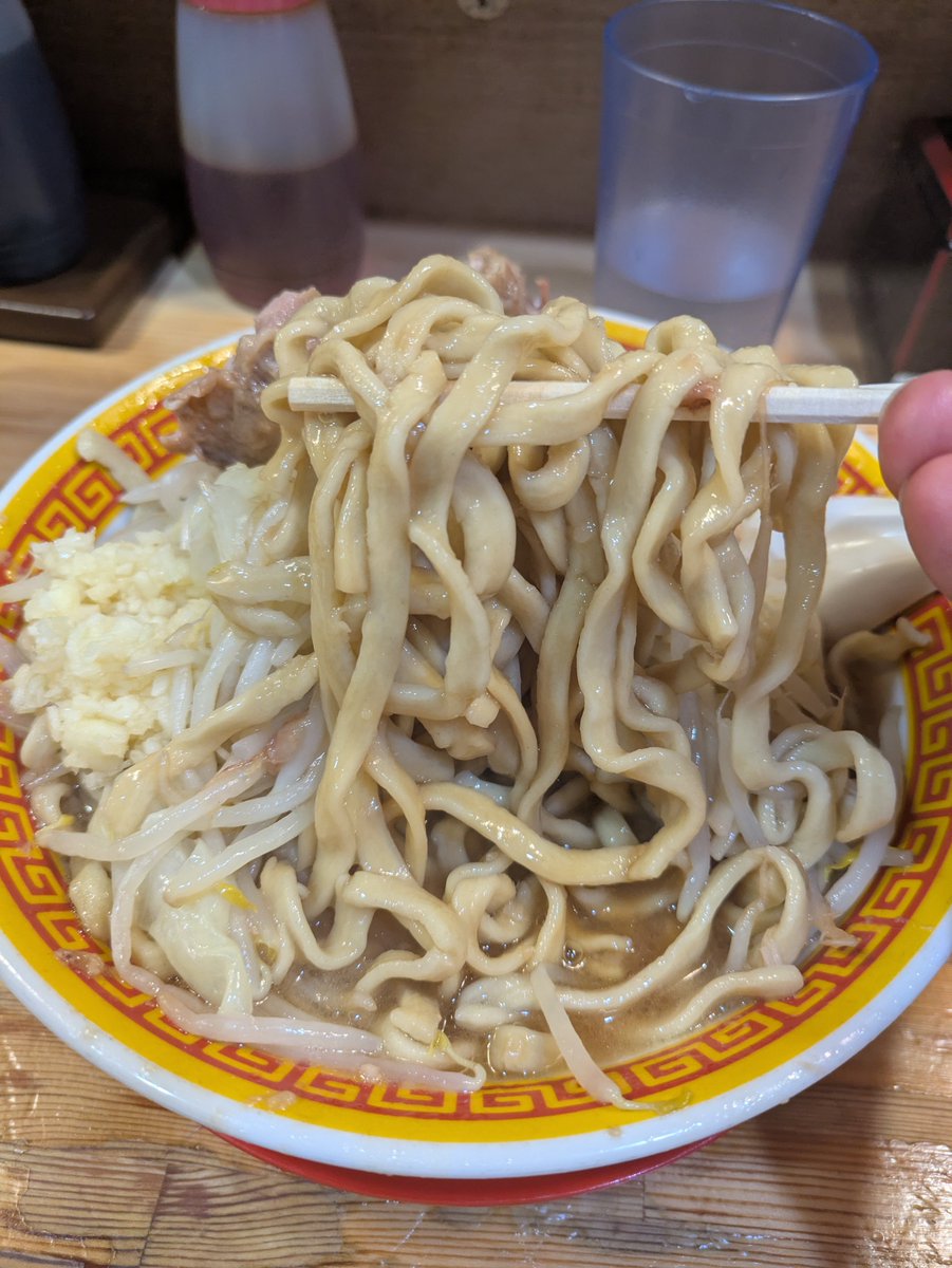 anchor323's tweet photo. 8月3日　えどもんど中野
350@ニンニク＋カラメ

19:45着で外5番手。
19:55着丼。
回転も速かったけど、タイミングも良かったかな。

ヤサイとアブラは食券に。
ニンニクとカラメは卓上セルフなので、店内コールは一切不要。

前回と違って麺がぬるついてなく非常に旨い！
スープも豚も抜群でした！ https://t.co/IyaQ3RmYEV