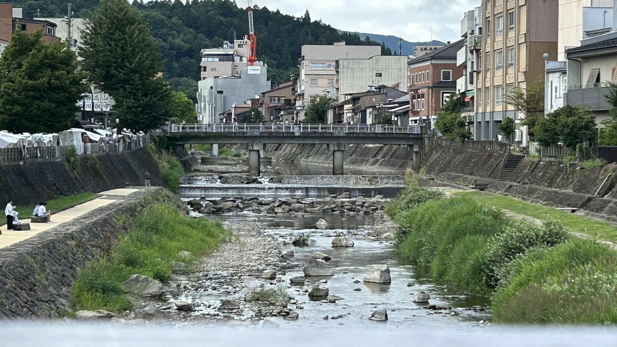 112233aabbccdde's tweet photo. せっかくなので朝は高山名物の宮川朝市に足を運びました。氷菓の聖地巡礼で前に訪れた時と、だいぶ風景が変わってました。特に行神橋は印象的でした。 https://t.co/F2EVVG6WnQ