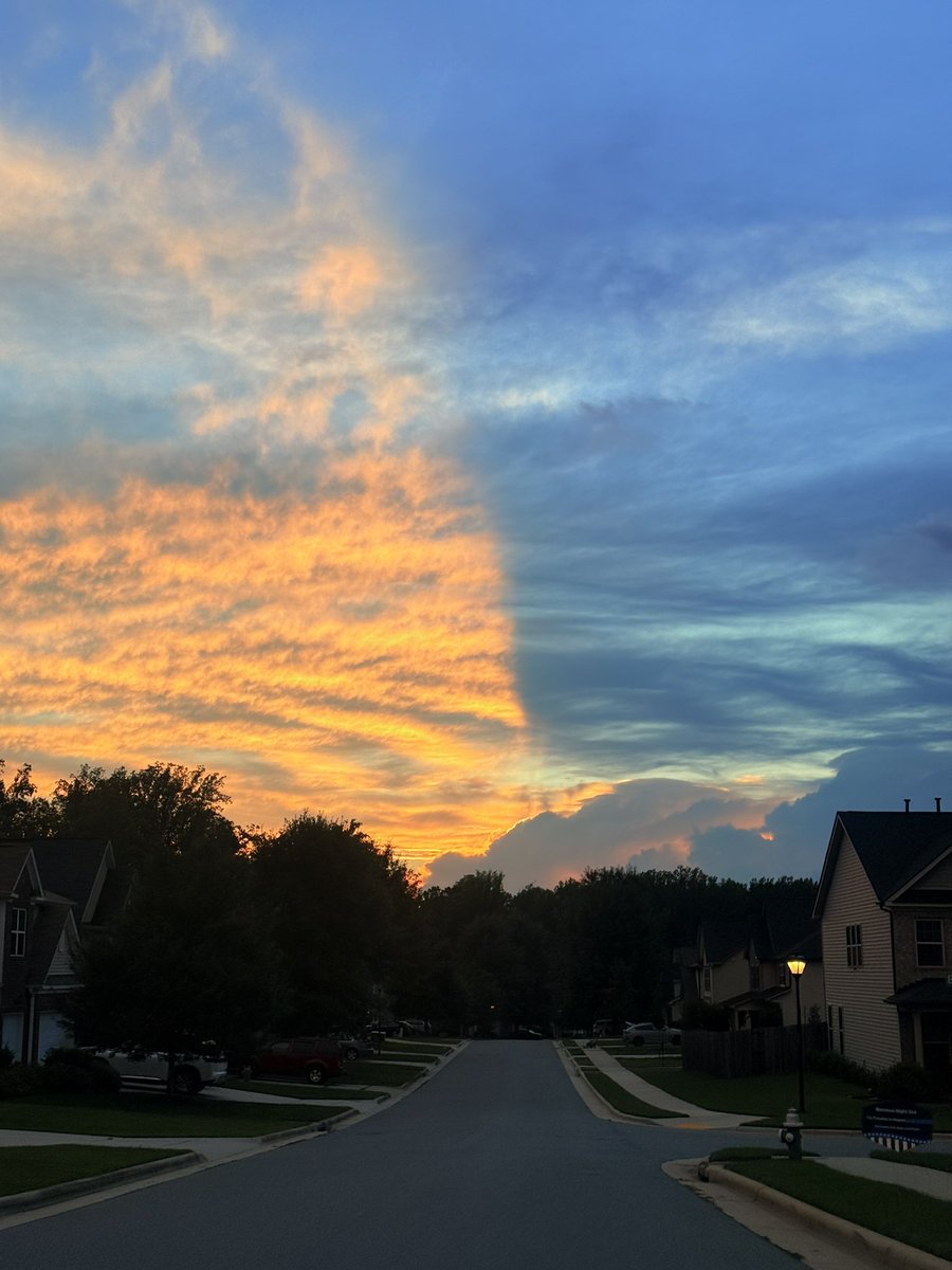 TimBuckleyWX's tweet photo. Dramatic sunset lighting as clouds block part of the sun, but not all. https://t.co/BSarcTCXvL