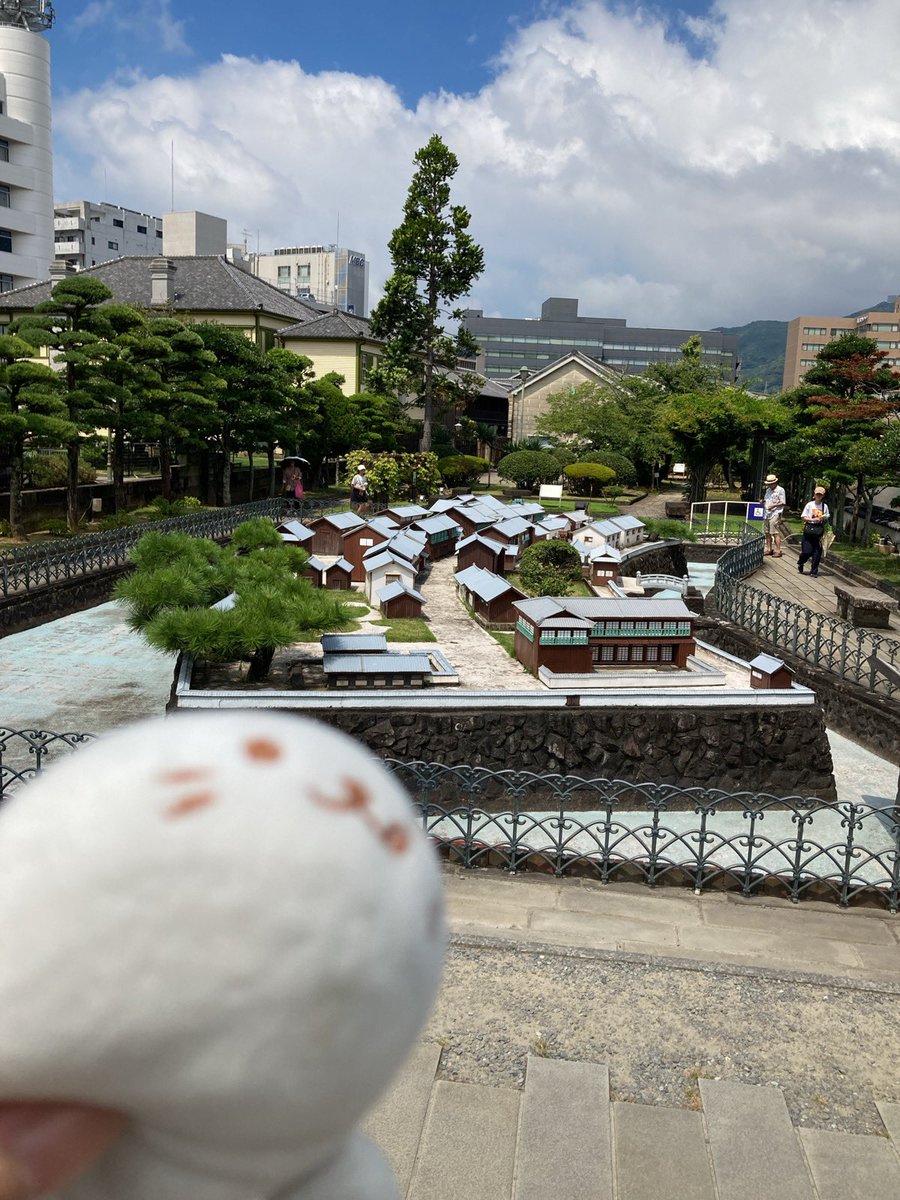 atelierfeuille's tweet photo. 「長崎きゅ！トルコライスきゅ！！種類多すぎきゅ〜😵‍💫」
メニュー見てもよく分からず頼むのにしばらくかかってしまった…
「でじまのもけい…」
デカすぎて全容が入らない…
「佐賀城で入れなかった大砲きゅ♪飛び出してっけ♪」
楽しそうでなにより…
#しろたん　#長崎 ＃出島　＃しろ旅 https://t.co/gNczv1Eul7